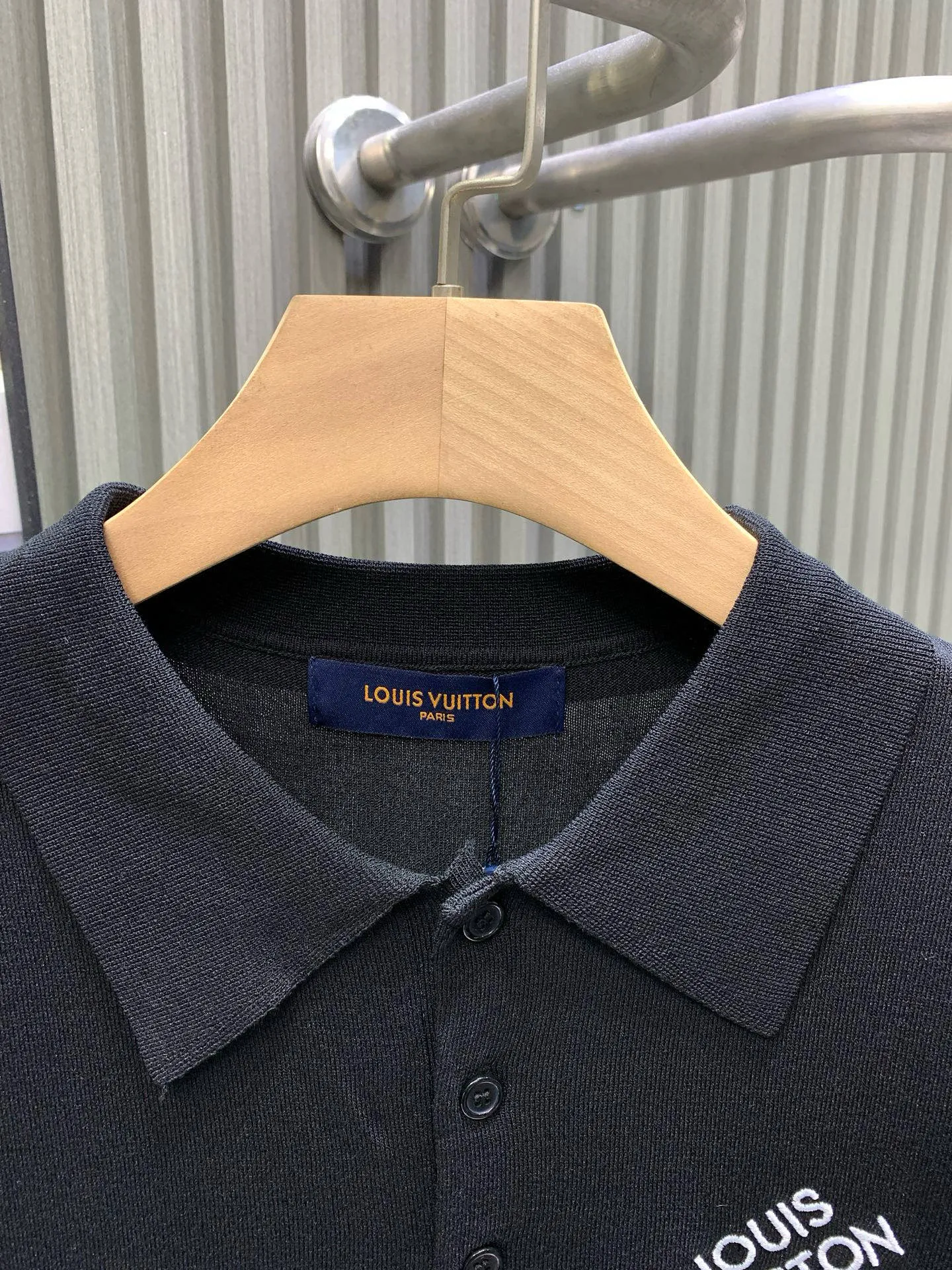 🅿️270 🀄️ louisvuitton Louis Vuitton lv2025ss new embroidered logo couple casual polo shirt short-sleeved T-shirt. The counter restores the top replica. The style is very good for business commuting. Classic polo lapel design. Classic LV letter slogan on the chest. Pin embroidery design highlights personality and makes the entire line smoother. The most classic evergreen small label design. Exquisite embroidered logo design on the chest. Pure cotton texture, skin-friendly and comfortable. Suitable for both business and leisure. Pique cotton fabric is more breathable and drier than ordinary knitted fabric. 3D three-dimensional tailoring technology. The upper body has a three-dimensional shape. The embroidery on the chest is full of details. Thousand needle embroidery is three-dimensional and full. Made of 300 grams of cotton pique cotton fabric. Customized buttons. Top quality products.
